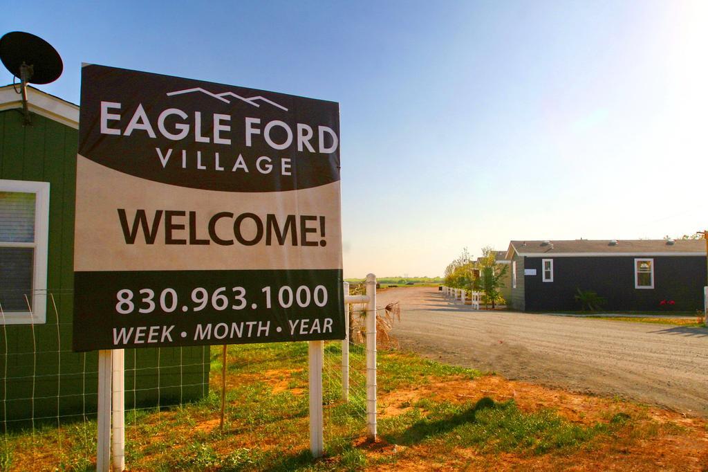 Eagle Ford Village Suites Dilley Extérieur photo
